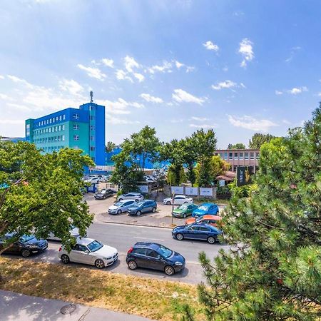 Apartment 20 Minutes From City Center W Netflix, Coffee Or Tea & Parking Bratislava Luaran gambar