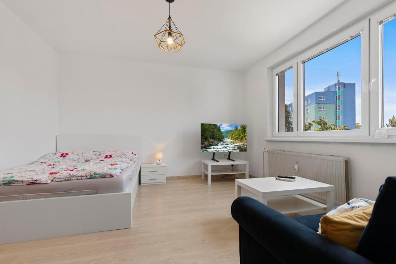 Apartment 20 Minutes From City Center W Netflix, Coffee Or Tea & Parking Bratislava Luaran gambar