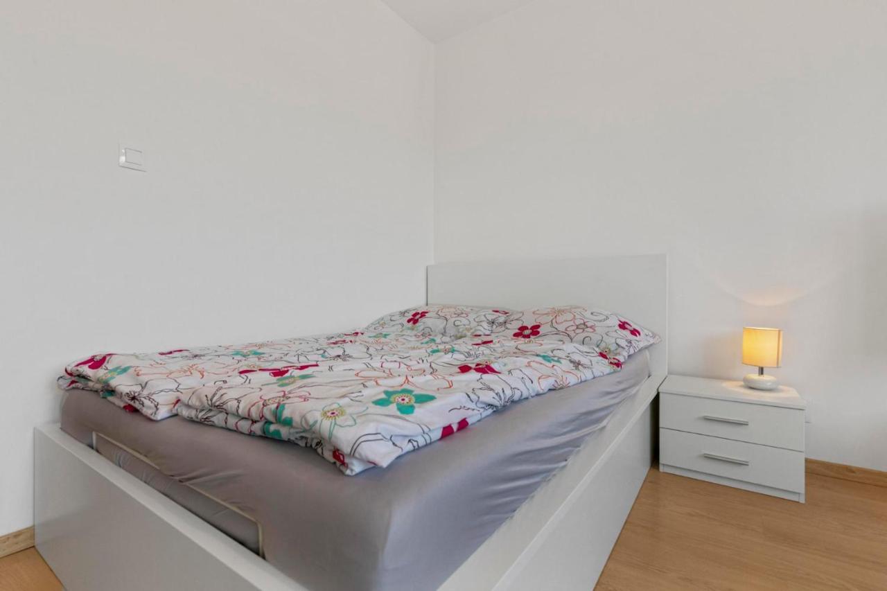 Apartment 20 Minutes From City Center W Netflix, Coffee Or Tea & Parking Bratislava Luaran gambar